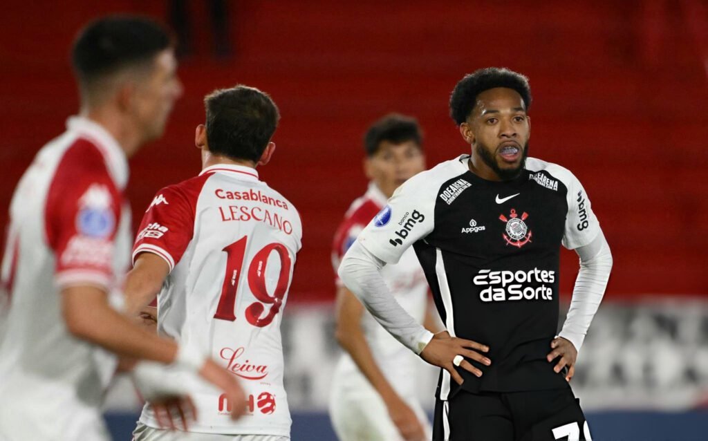 “Brujo” se lesionó los ligamentos y Corinthians estudia romper su contrato 2 José Andrés "Brujo" Martínez.