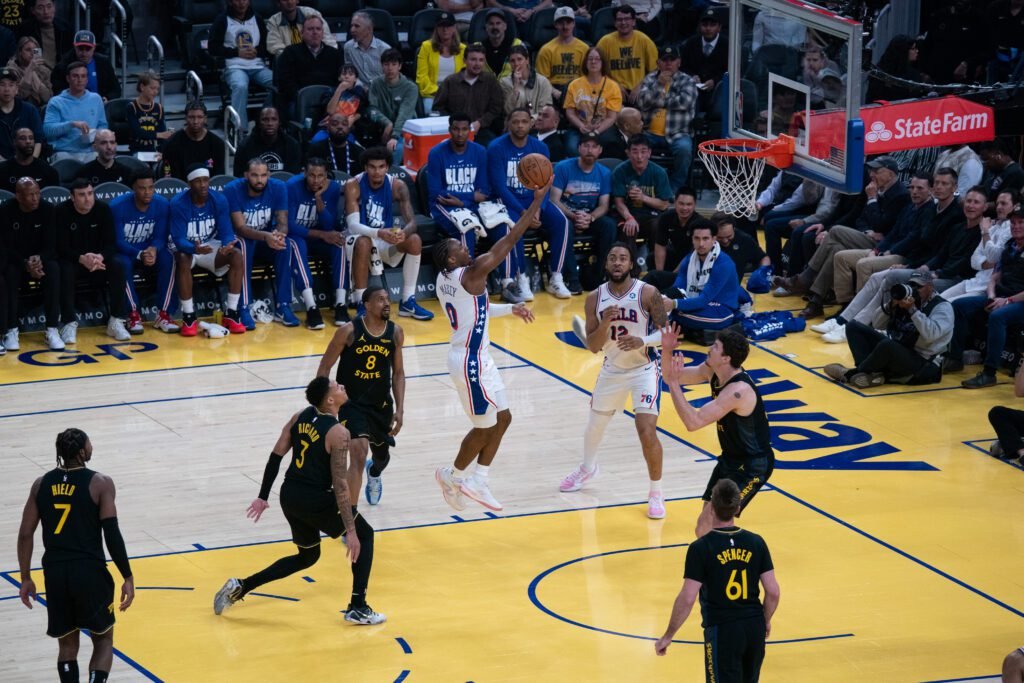 Sin Steph Curry, los Warriors vuelven a caer 2 Sin Curry, los Warriors caen en casa 113-94 ante los 76ers y crecen las dudas sobre el futuro de este equipo en la postemporada.