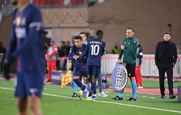 Home 32 Dembélé salió lesionado y entró Doué a remontar el partido de PSG contra Mónaco.