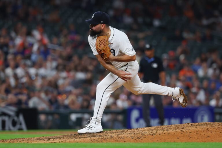 José Urquidy firma con Piratas de Pittsburgh