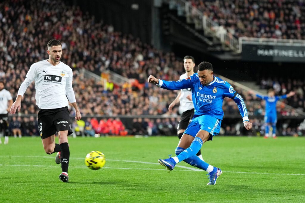 Real Madrid venció 2-0 al Valencia y sigue en pelea por LaLiga 2 valencia cf v real madrid cf laliga ea sports 3