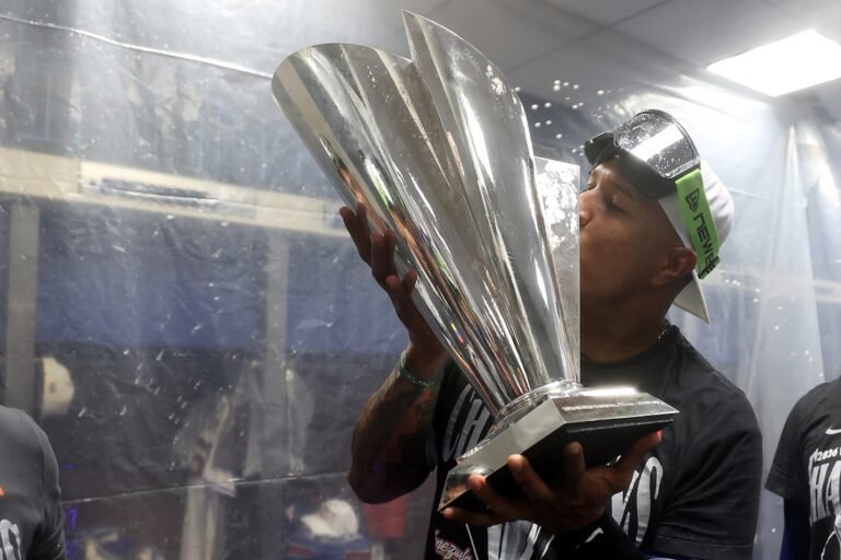 Home 27 Salvador Pérez