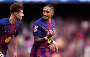 Raphinha anotó triplete para la victoria de Barcelona 5-2 ante Sevilla.