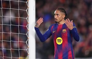 Home 25 Raphinha marcó doblete en la victoria de Barcelona sobre Newcastle.