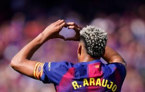 Home 19 Ronald Araujo anotó el gol de la victoria de Barcelona sobre Rayo Vallecano.