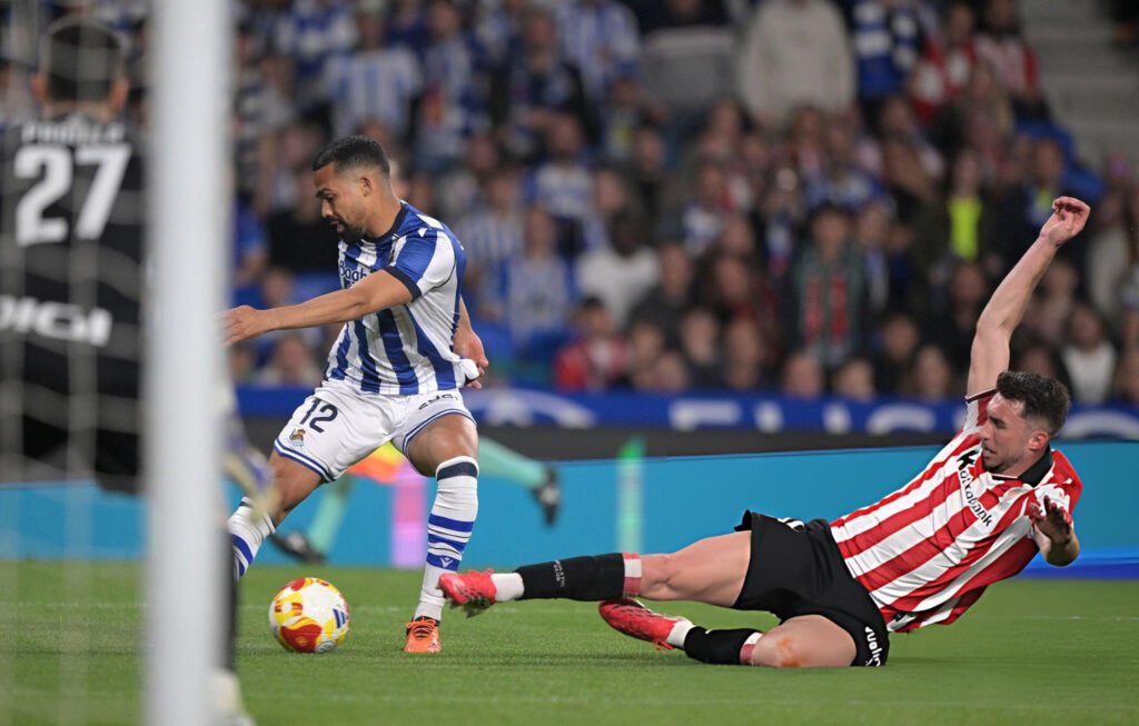 La Real Sociedad de Aramburu y Yangel, a la final de la Copa del Rey 1 Yangel Herrera recibió la falta que devino en el penal para que la Real Sociedad ganara al Athletic.
