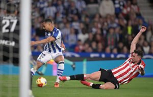 Yangel Herrera recibió la falta que devino en el penal para que la Real Sociedad ganara al Athletic.
