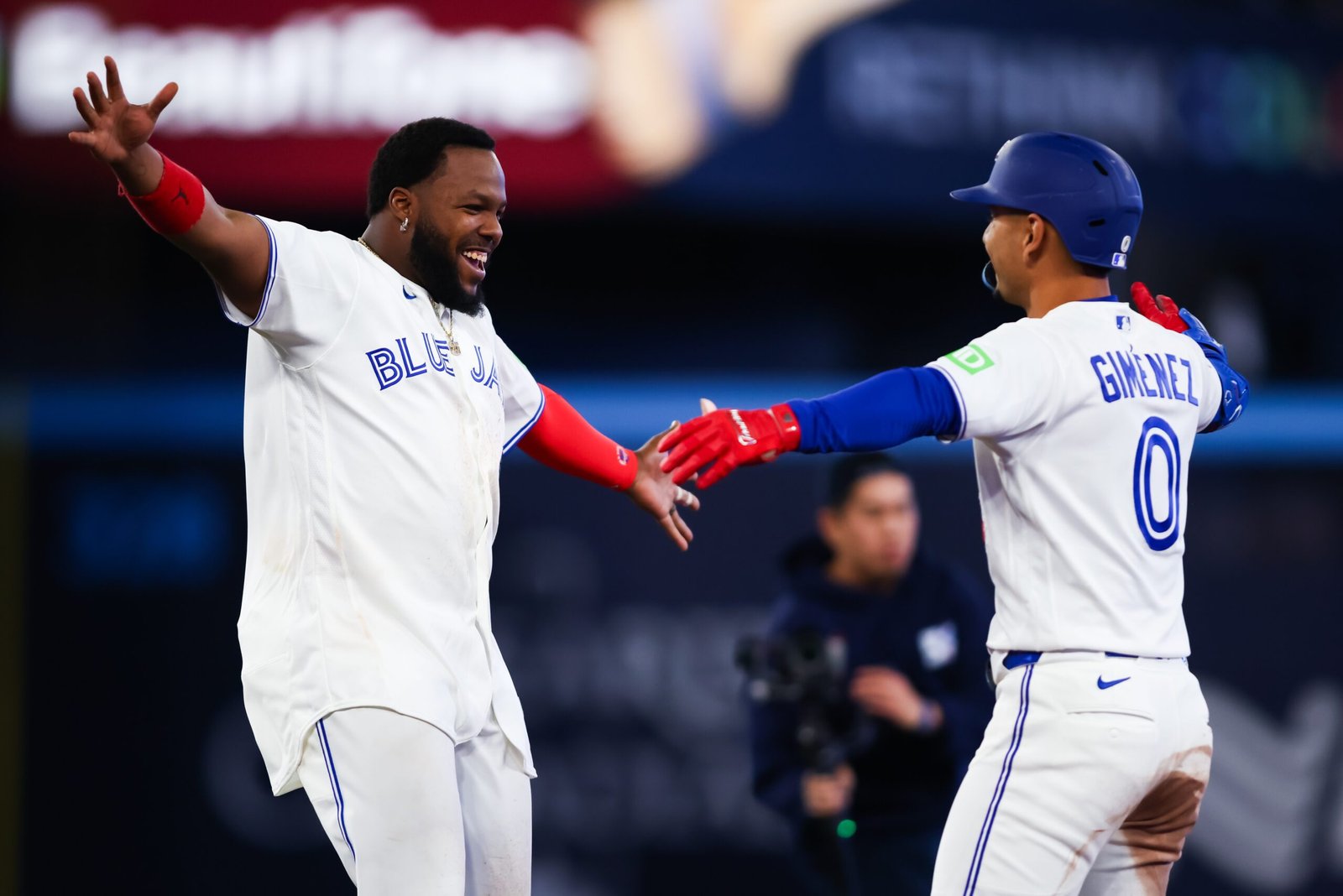 Andrés Giménez es el héroe en el primer triunfo de los Azulejos de Toronto en 2026 1 Andrés Giménez celebrando con Vladimir Guerrero Jr. tras la victoria de los Azulejos de Toronto.