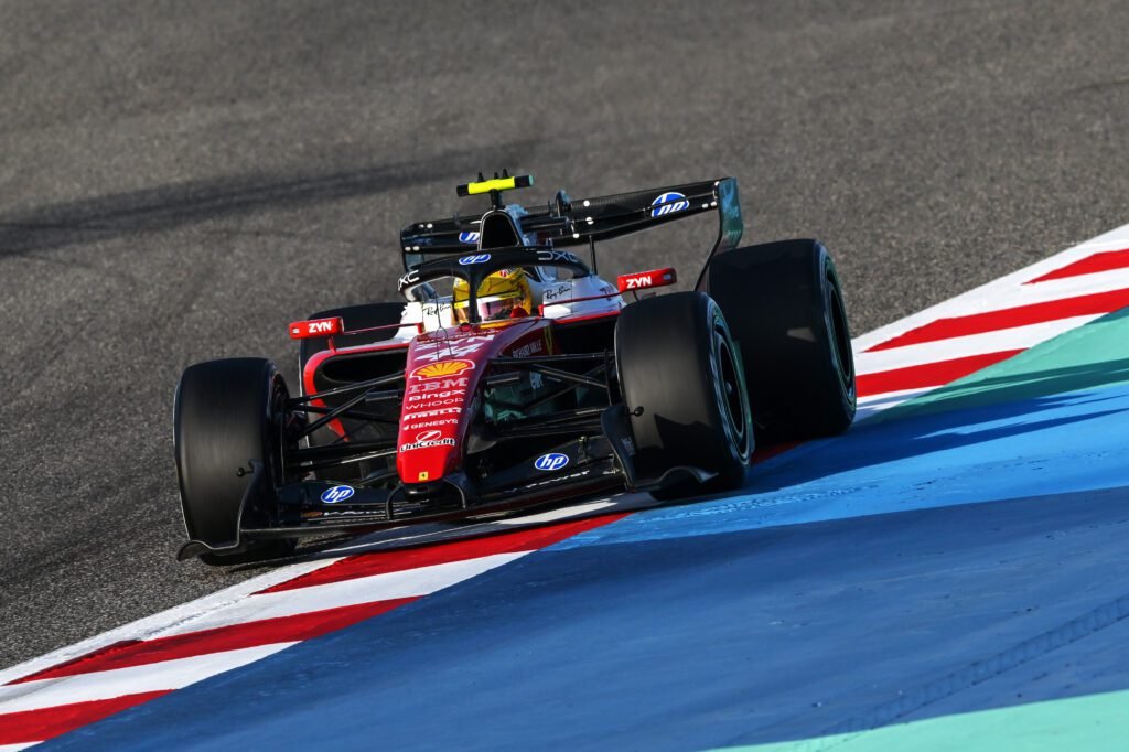 Lewis Hamilton: "Ferrari es una religión y se la ama como al Papa" 2 Hamilton