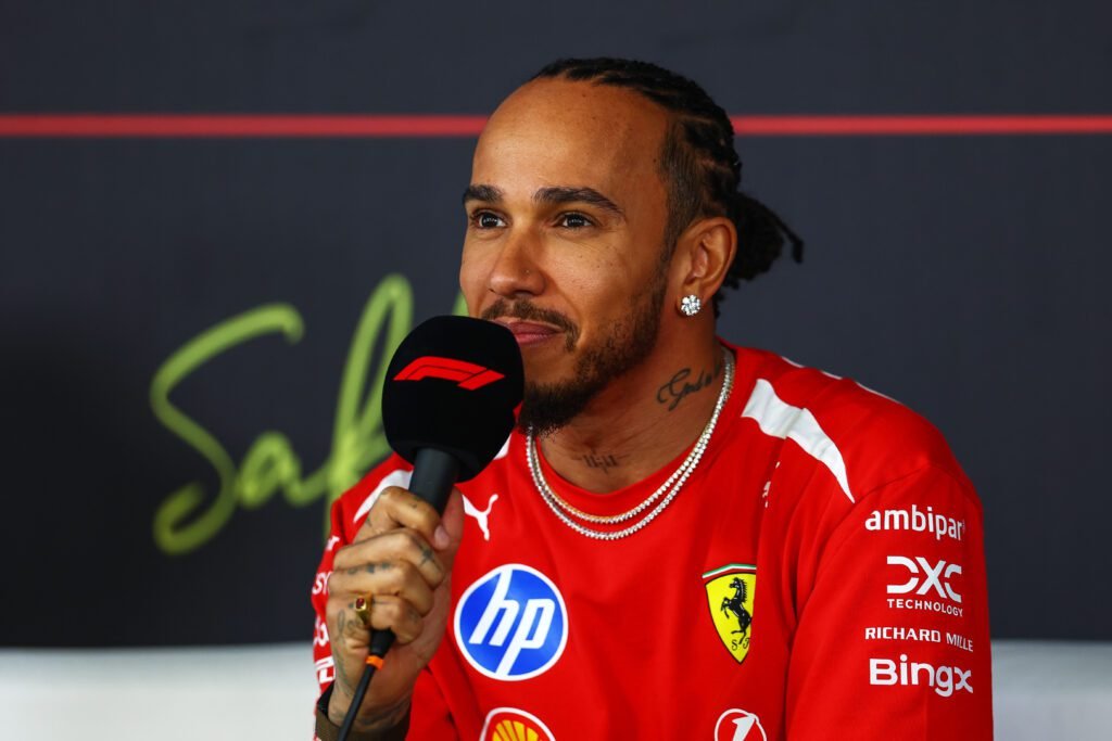 Lewis Hamilton: "Ferrari es una religión y se la ama como al Papa" 1 hamilton 2