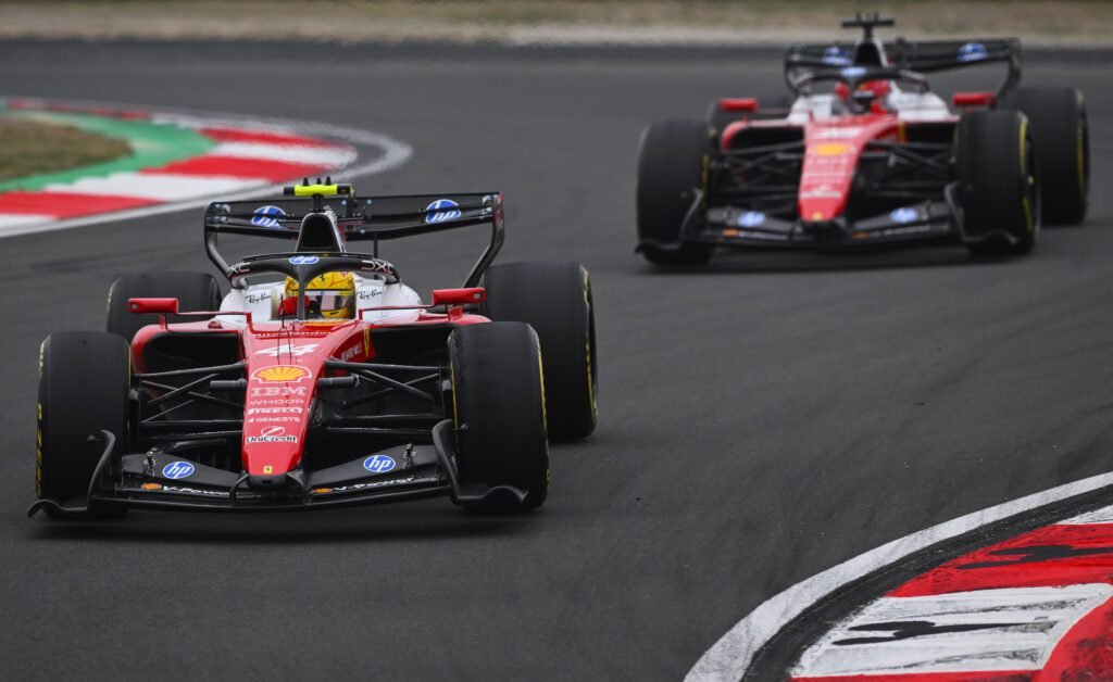 Lewis Hamilton cree que la F1 actual es mucho más "divertida" 3 hamilton leclerc gp de china 2026