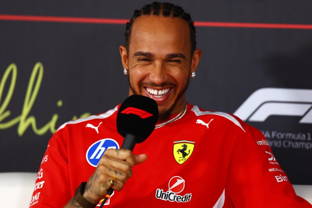 Lewis Hamilton: "Ferrari es una religión y se la ama como al Papa" 10 Hamilton