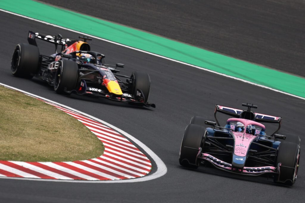 Max Verstappen amenaza con retirarse de la F1: "No estoy disfrutando" 2 verstappen vs gasly japon