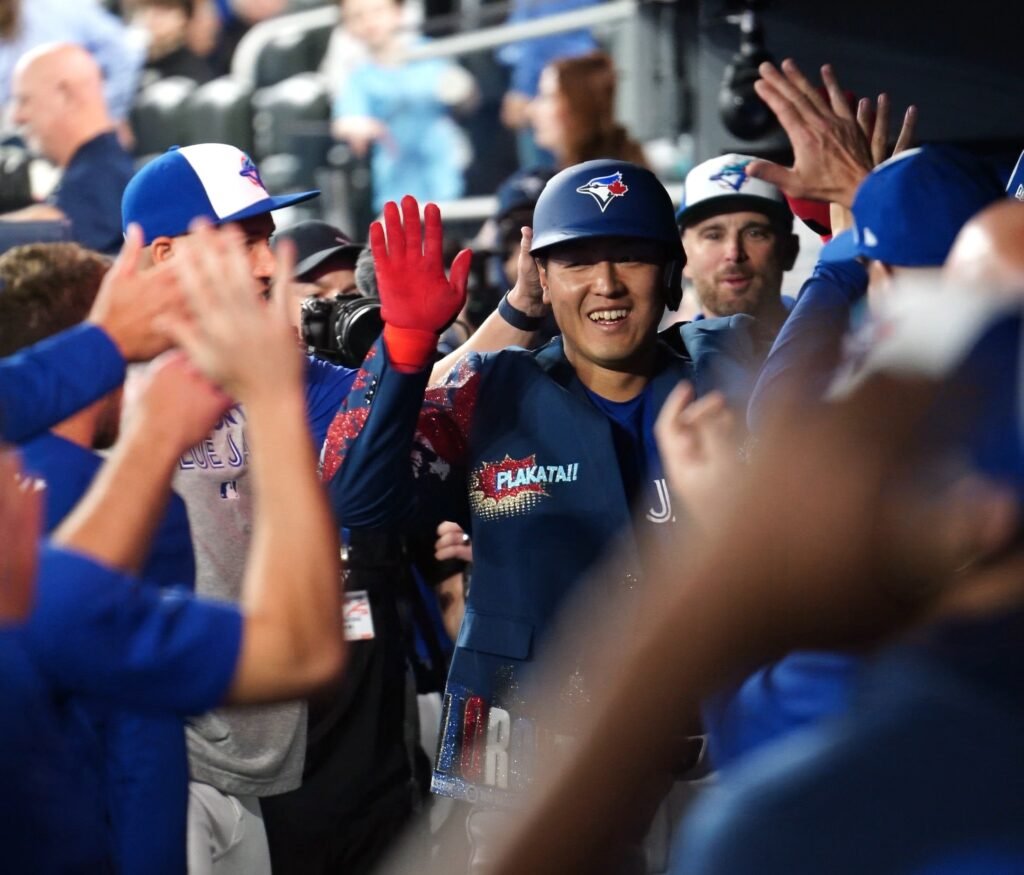 Reacción en Toronto: Blue Jays vencen 5-3 a Guardians y nivelan la serie en Rogers Centre (Fotos) 3 Homer 2
