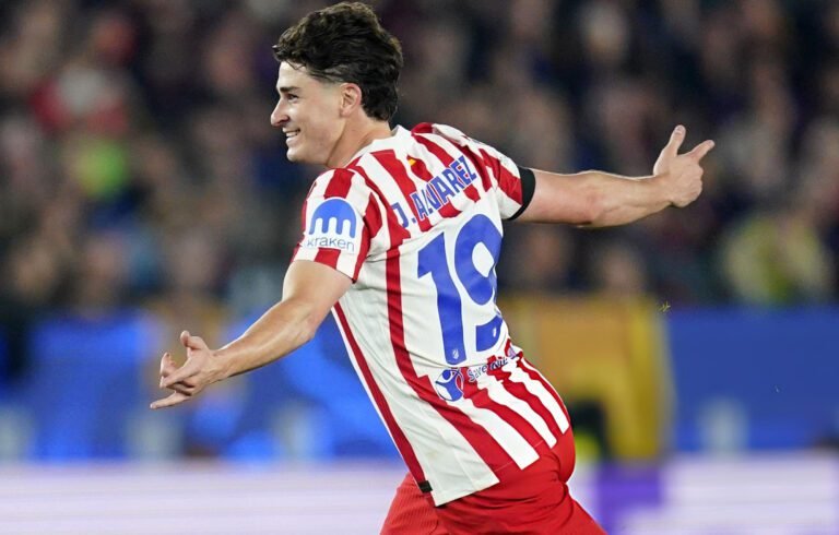 Home 28 Julián Álvarez marcó un golazo de tiro libre para la victoria del Atlético sobre Barcelona.