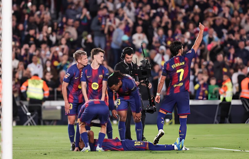 Lamine Yamal se lesiona en triunfo del Barcelona: ojo con el Mundial 1 Lamine Yamal salió lesionado de la victoria 1-0 del Barcelona sobre Celta de Vigo.