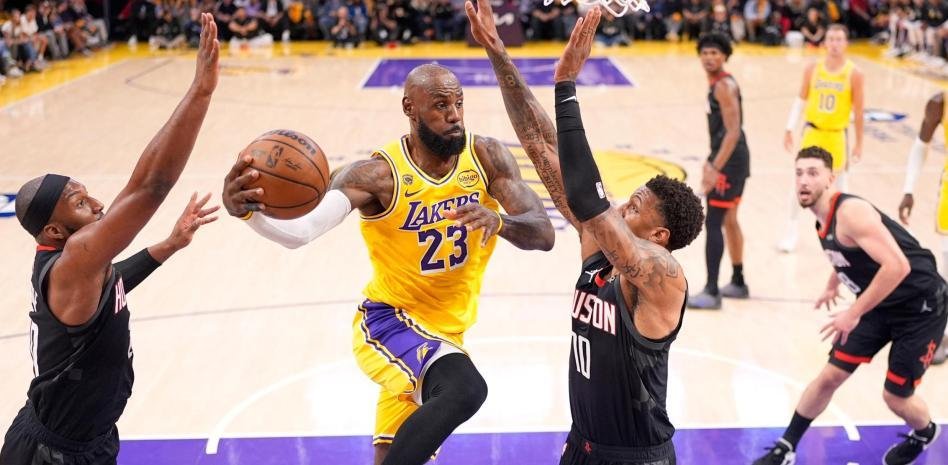 Los Lakers vencen a los Rockets en el inicio de la postemporada 5 LeBron James Lakers