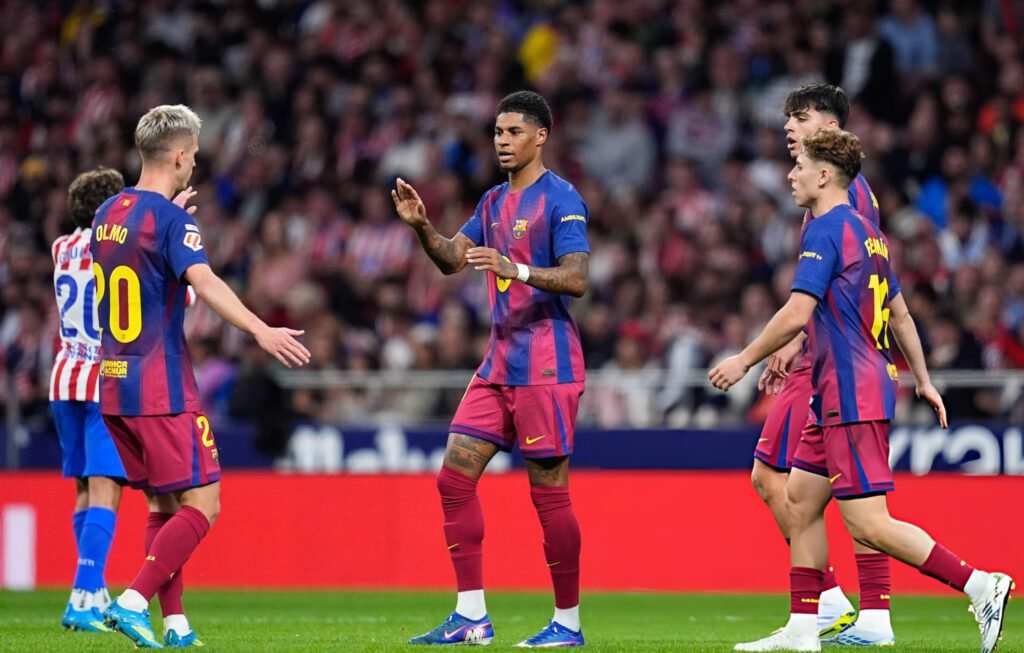 Barcelona derrota al Atlético 2-1 y se aleja de un Real Madrid desorientado 1 Marcus Rashford abrió el marcador por Barcelona.