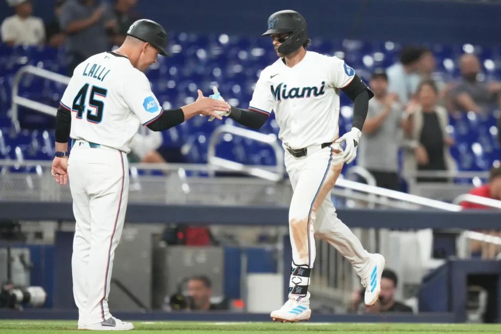 Los Marlins despiertan: Griffin Conine y Connor Norby sentencian el tercer juego ante los Cincinnati Reds 1 Marlins vencen a Reds en el tercer juego.