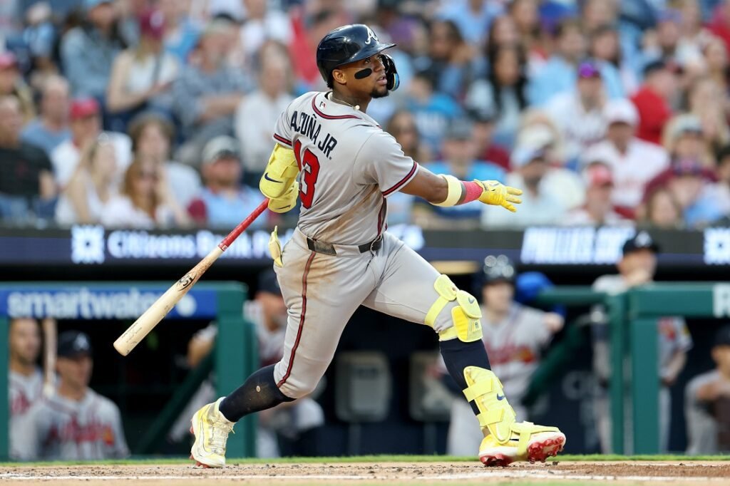 Ronald Acuña Jr pasó un susto tras recibir pelotazo en su mano izquierda 10 Ronald Acuña Jr