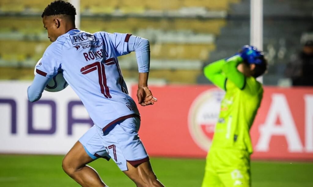 Deportivo La Guaira dejó escapar el triunfo en Bolivia por un increíble fallo del arquero 7 Romero festeja el gol mientras Sánchez lamenta su error, en el empate a uno entre Bolívar y Deportivo La Guaira por la Libertadores.