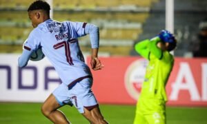 Home 19 Romero festeja el gol mientras Sánchez lamenta su error, en el empate a uno entre Bolívar y Deportivo La Guaira por la Libertadores.