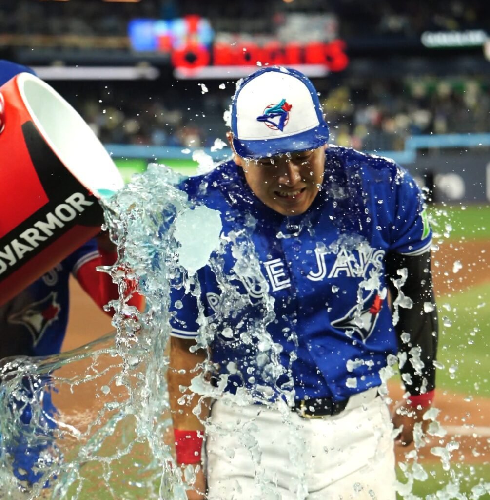 Reacción en Toronto: Blue Jays vencen 5-3 a Guardians y nivelan la serie en Rogers Centre (Fotos) 1 showerd