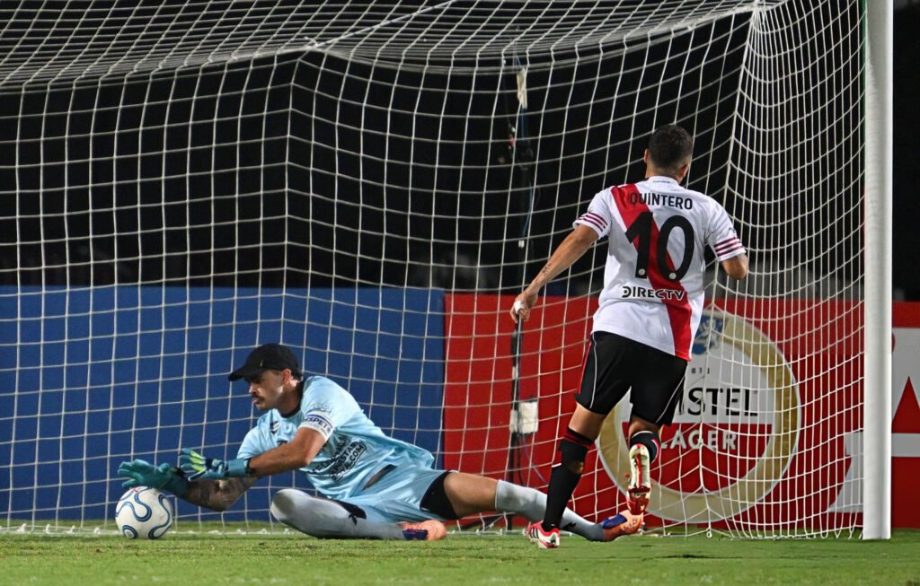 Bruera brilló, pero Carabobo no pudo con River Plate 9 Brura le tapó un penal a Juanfer Quintero.