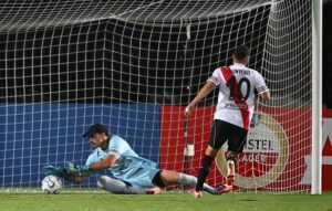 Brura le tapó un penal a Juanfer Quintero.