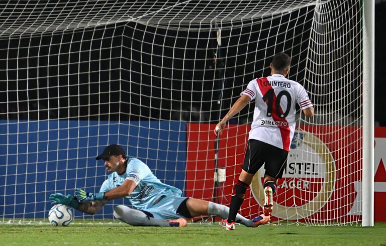 Home 31 Brura le tapó un penal a Juanfer Quintero.