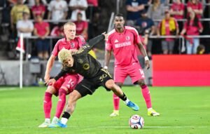 Home 23 David Martínez volvió a marcar en la MLS. Al fondo, Sergio Córdova.