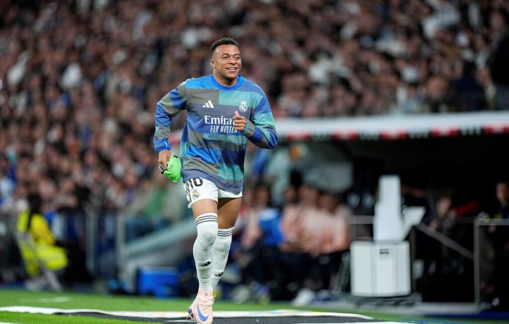 Mbappé vs Arbeloa: nace una nueva guerra en el Real Madrid 2 Kylian Mbappé fue silbado por el público en el Bernabéu.