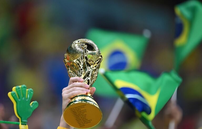 Home 27 Trofeo de la Copa Mundial de la FIFA.