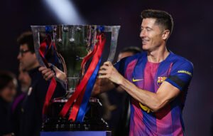 Home 25 Robert Lewandowski dice adiós al Barcelona.