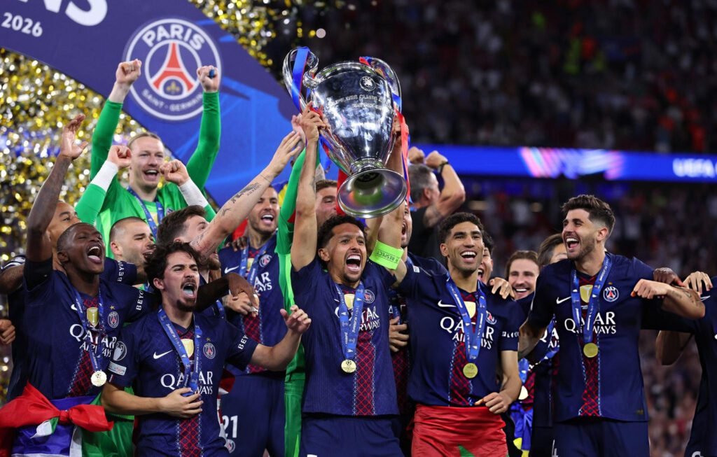¡PSG es bicampeón de la Champions League! Arsenal cayó en penales 4-3 7 PSG levantó su segundo trofeo de Champions League en fila.