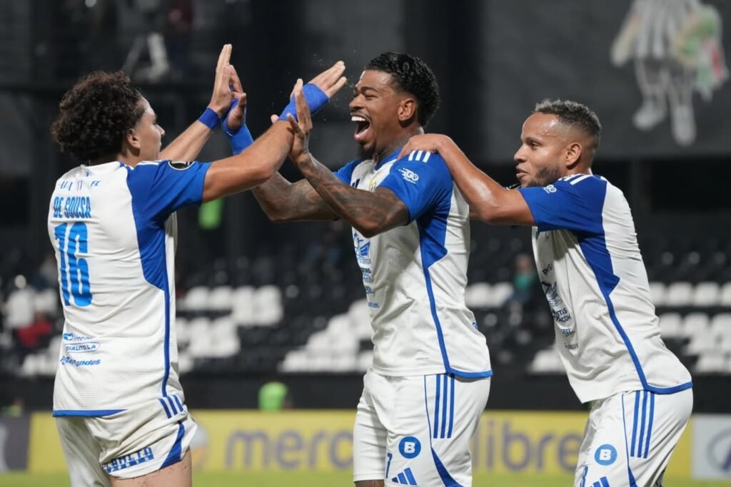 UCV y Caracas FC lucharán en Playoffs de Sudamericana 10 UCV FC ganó a Libertad en Asunción, pasando a playoffs de Sudamericana.