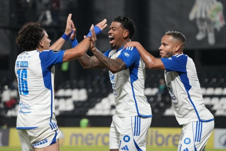 Home 30 UCV FC ganó a Libertad en Asunción, pasando a playoffs de Sudamericana.