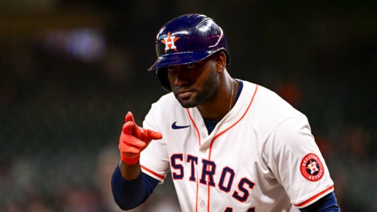 Home 32 Yordan Álvarez preocupa al salir por lesión