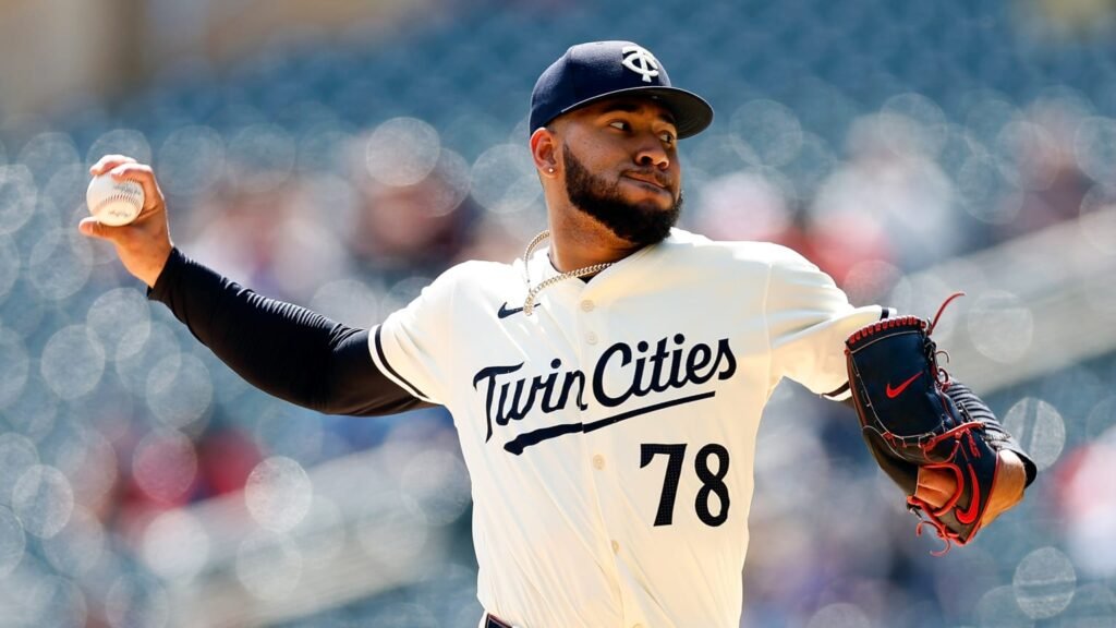 Mellizos de Minnesota designan para asignación a lanzador que alguna vez fue una "joya" 1 Simeon Woods Richardson es designado para asignación por los Mellizos de Minnesota