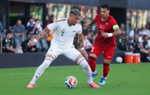 Gleiker Mendoza adelantó a Venezuela con un golazo.
