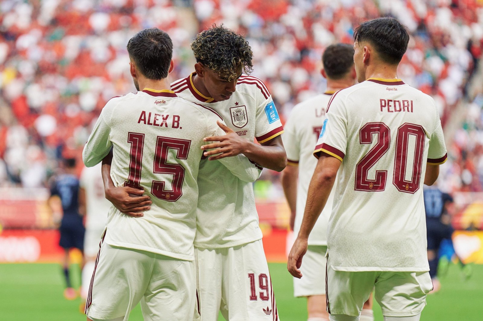 España gana y pasa primera en un partido muy trabado con Uruguay 1 HLyUR2FWIAAfGui scaled