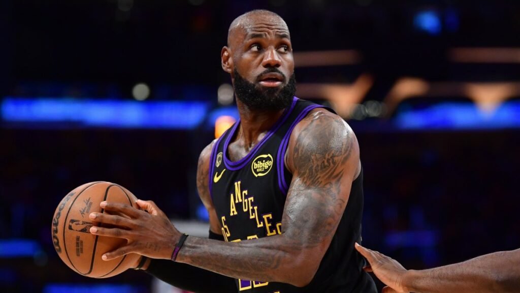 LeBron James perfila su continuidad en los Lakers con posible movimiento de mercado 1 May 11, 2026; Los Angeles, California, USA; Los Angeles Lakers forward LeBron James (23) controls the ball against Oklahoma City Thunder guard Luguentz Dort (5) during the first half in game four of the second round of the 2026 NBA Playoffs at Crypto.com Arena. Mandatory Credit: Gary A. Vasquez-Imagn Images