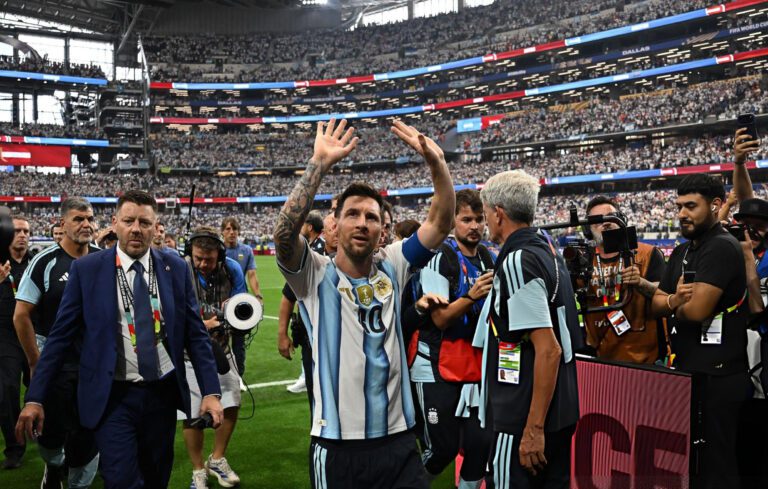 Home 31 Leo Messi.