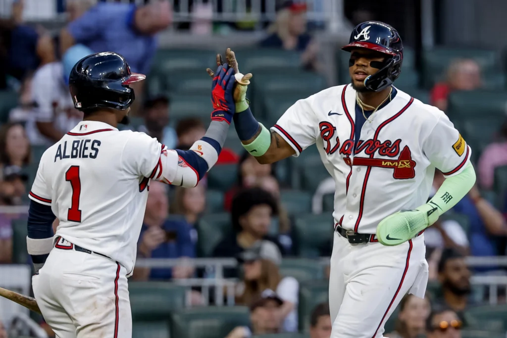 ¿Cuándo puede volver Ronald Acuña Jr. de su nueva lesión de isquiotibial? 1 Ronald Acuña Jr. con una nueva lesión