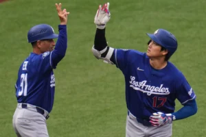Home 21 Shohei Ohtani sale por molestias ante Piratas