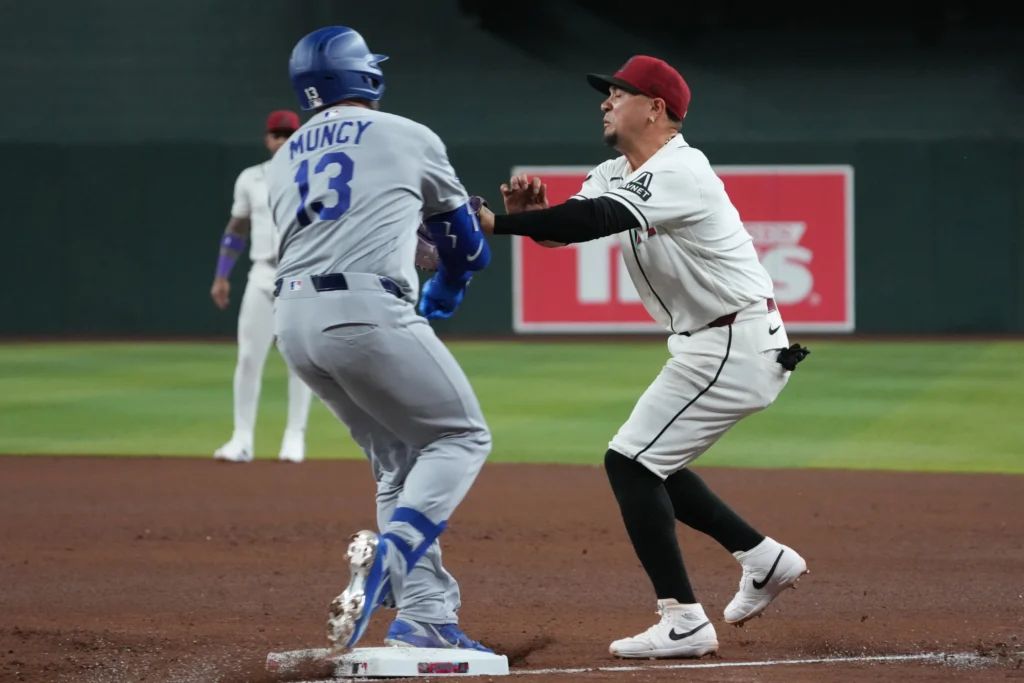 Ildemaro Vargas y Max Muncy lesionados tras fuerte colisión en primera base 7 Colisión entre Ildemaro Vargas y Max Muncy