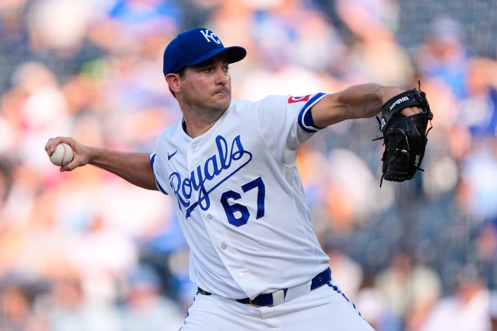 ¡Pánico en Kansas! Seth Lugo abandonó su apertura por pelotazo en la cabeza a 106 mph 1 Seth Lugo