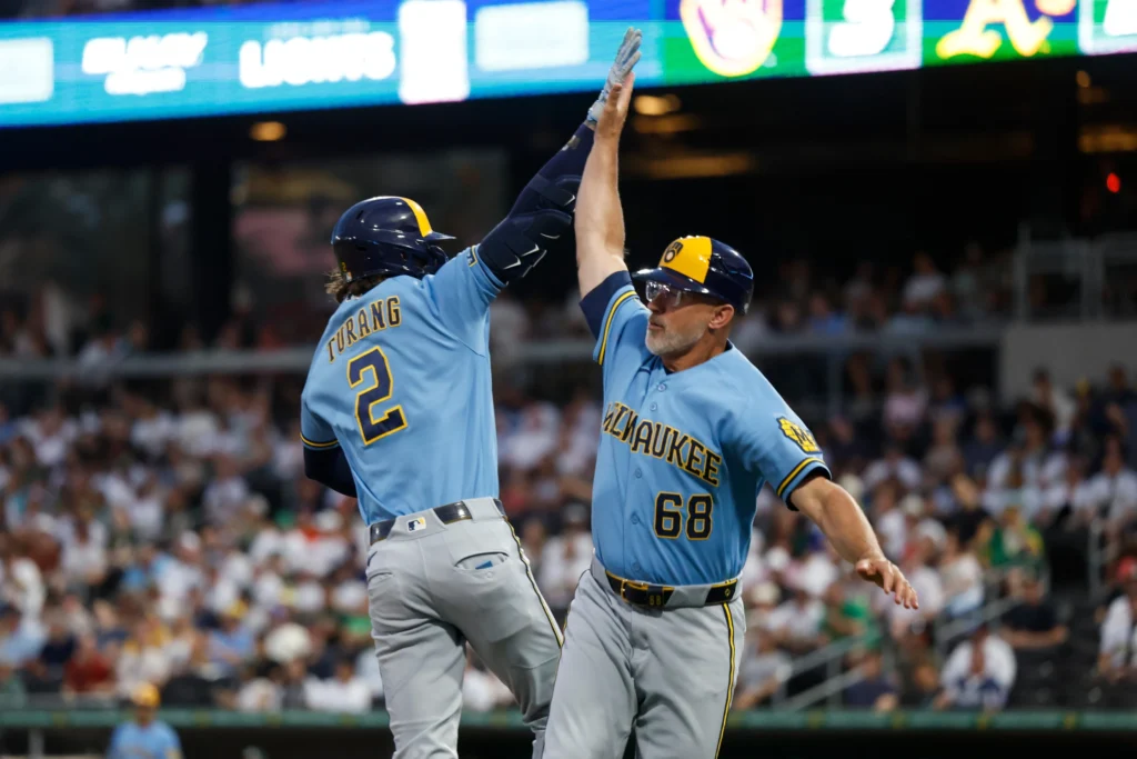 Así fue el juego histórico de 11 HR entre Cerveceros de Milwaukee y Atléticos en Las Vegas 1 Brice Turang aportando a la lluvia de jonrones entre Cerveceros de Milwaukee y Atléticos en Las Vegas Ballpark