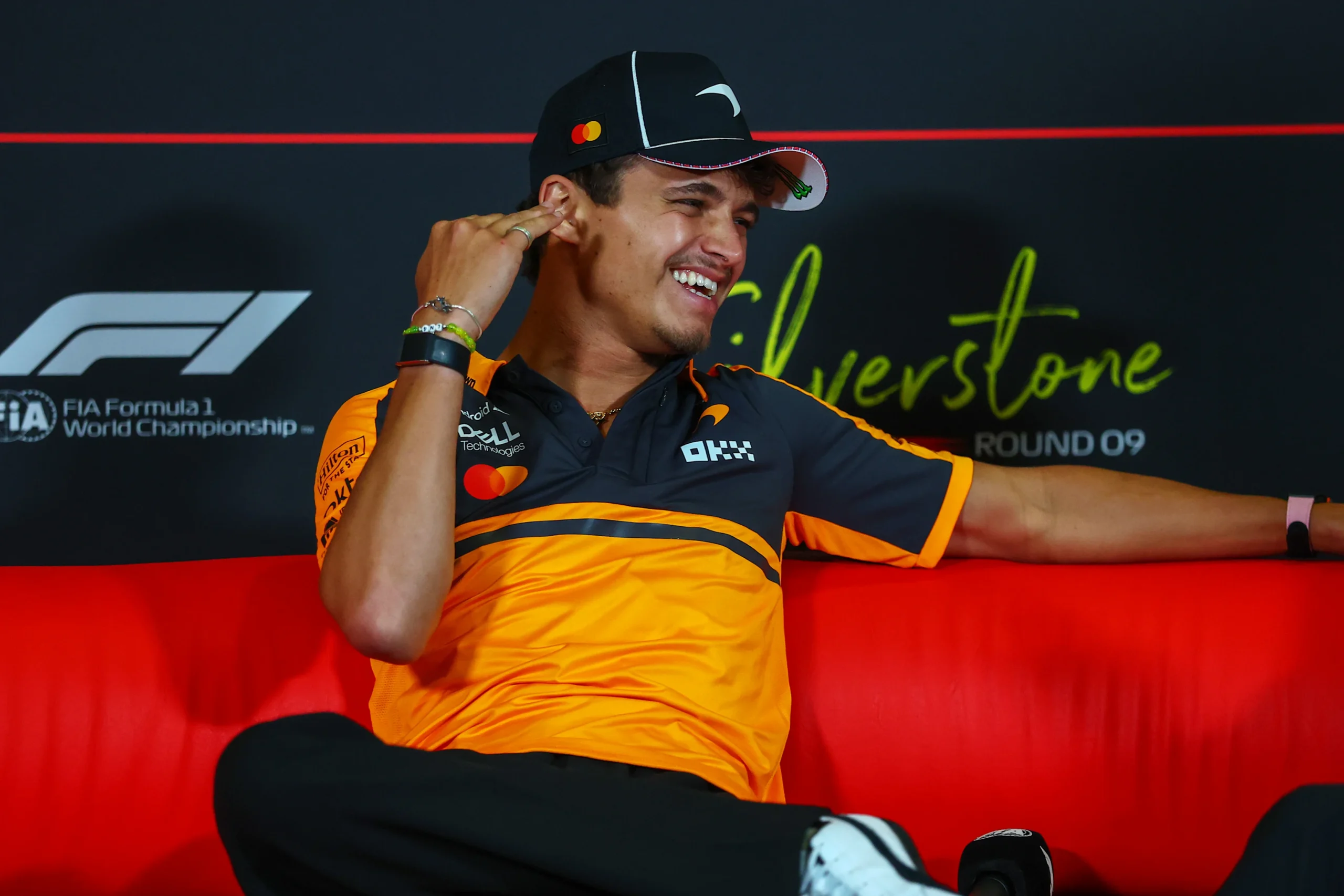Norris y la presunta llegada de Verstappen a McLaren: "Puedo vencer a cualquiera" 1 NORTHAMPTON, INGLATERRA - 02 DE JULIO: Lando Norris de Gran Bretaña y McLaren observan en los pilotos
