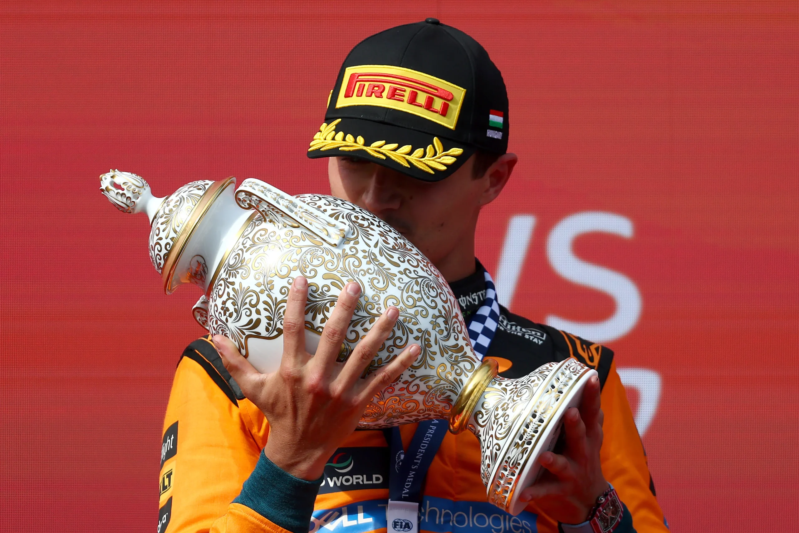 Lando Norris: "Quiero creer que podemos seguir ganando" 1 BUDAPEST, HUNGRÍA - 26 DE JULIO: El ganador de la carrera Lando Norris de Gran Bretaña y McLaren besa su